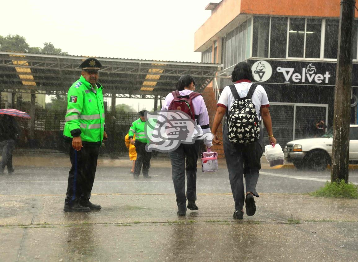 Caos vial por las fuertes lluvias del frente frío 4 (+Video)