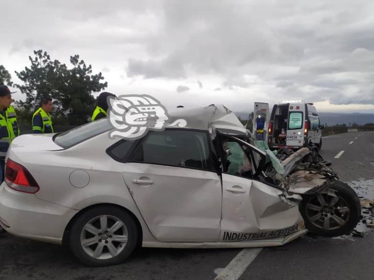 Automóvil choca contra tráiler en libramiento Xalapa-Perote