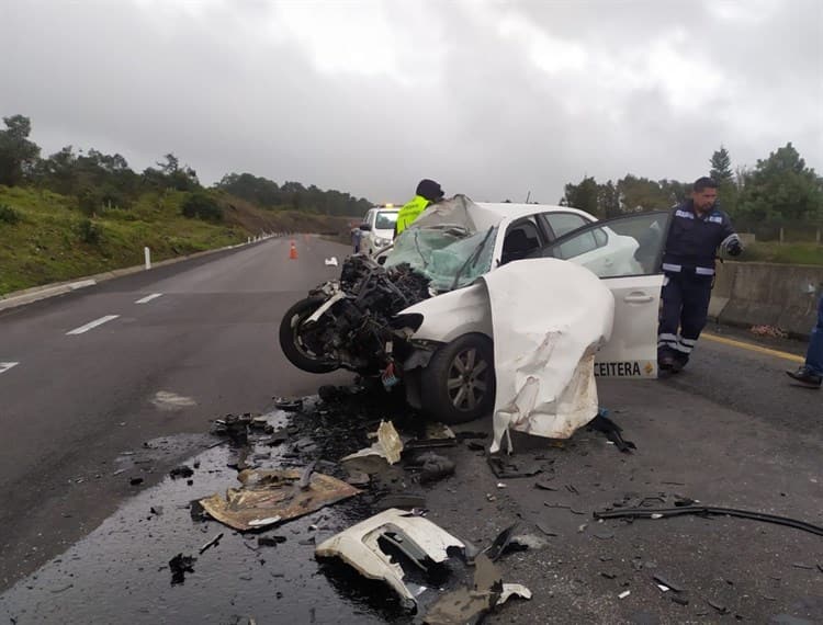 Automóvil choca contra tráiler en libramiento Xalapa-Perote