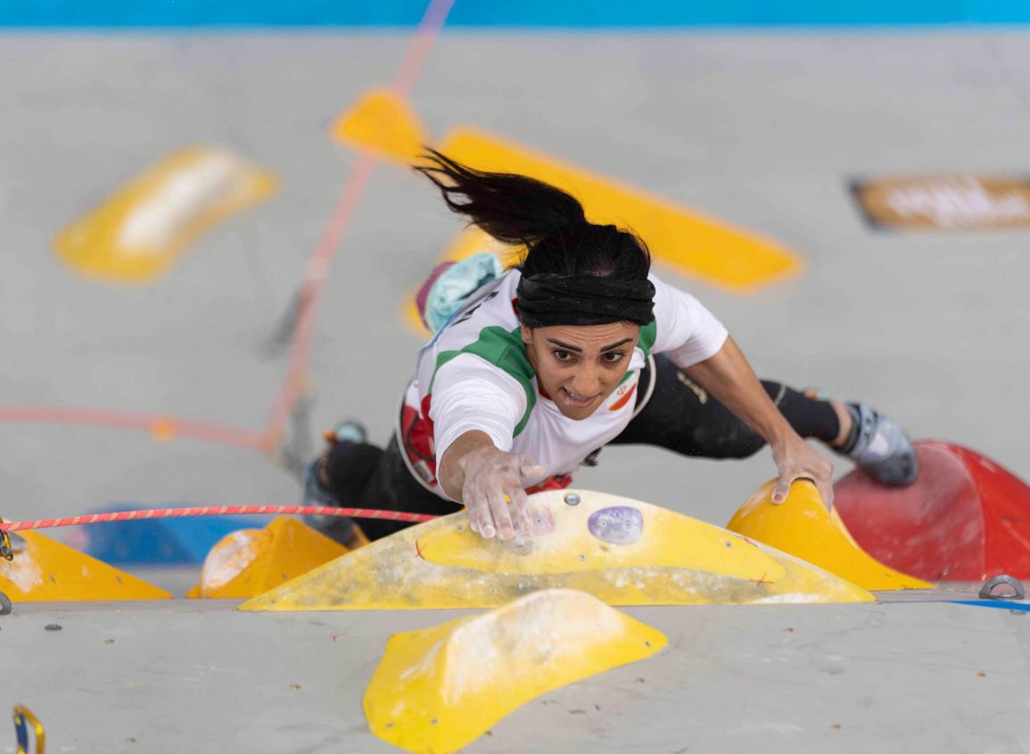 Reciben como heroína a escaladora iraní