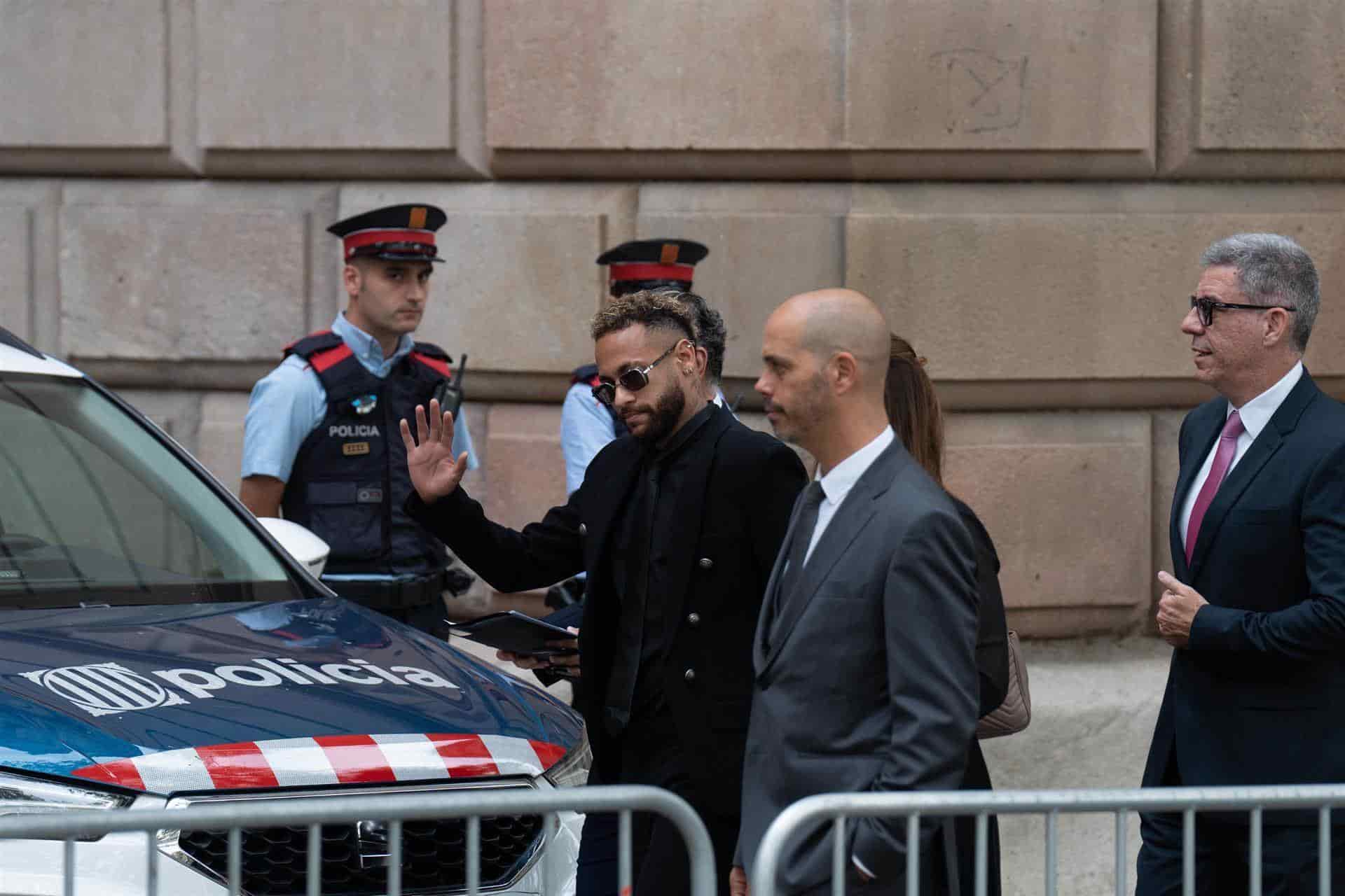 Acusan a Neymar por estafa y corrupción en fichaje con Barcelona