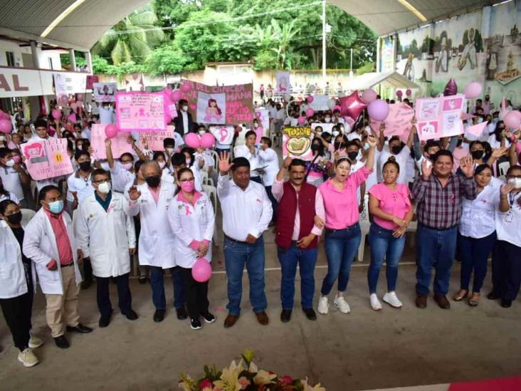 Concientizan a estudiantes y ciudadanía sobre el cáncer de mama en Soconusco