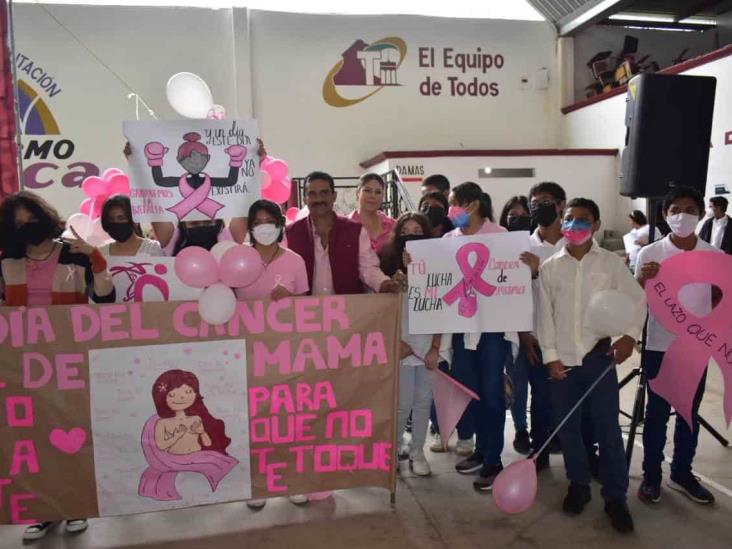 Concientizan a estudiantes y ciudadanía sobre el cáncer de mama en Soconusco