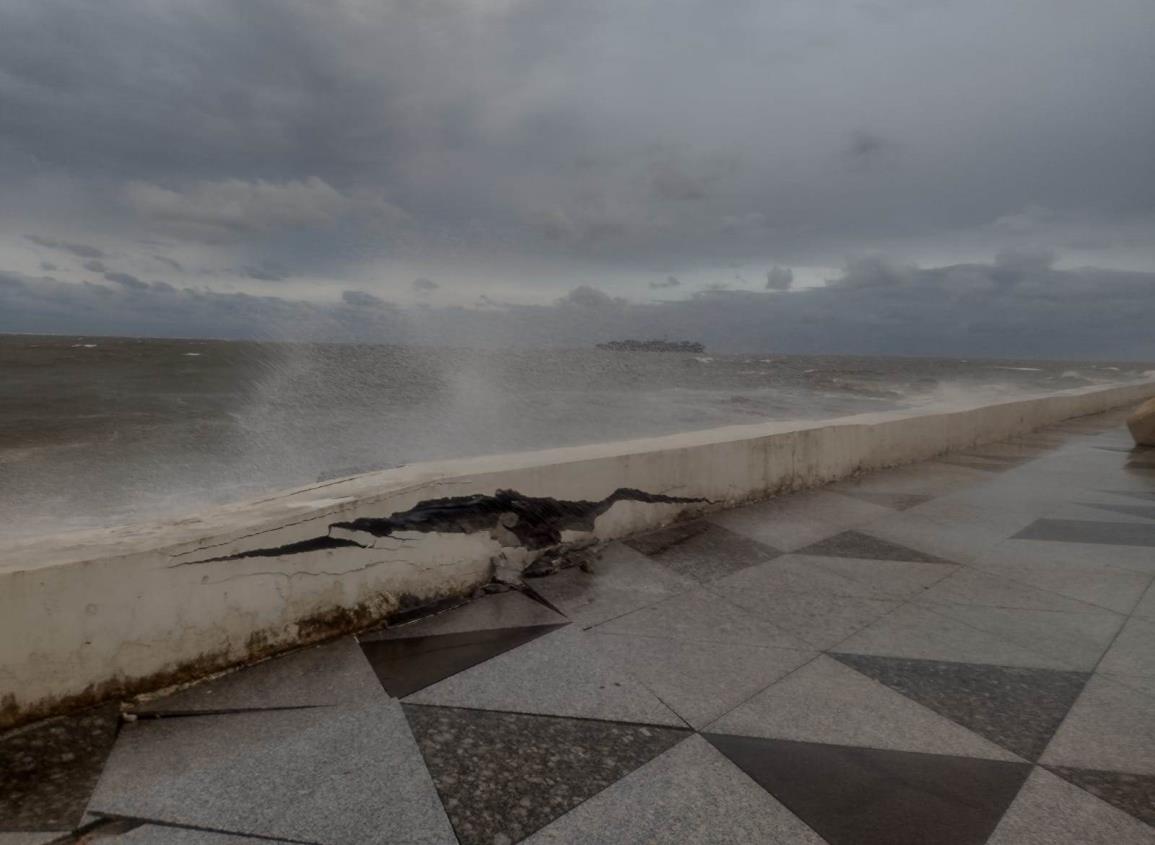 ¡Intenso nortazo! colapsa muro del bulevar de Boca del Río