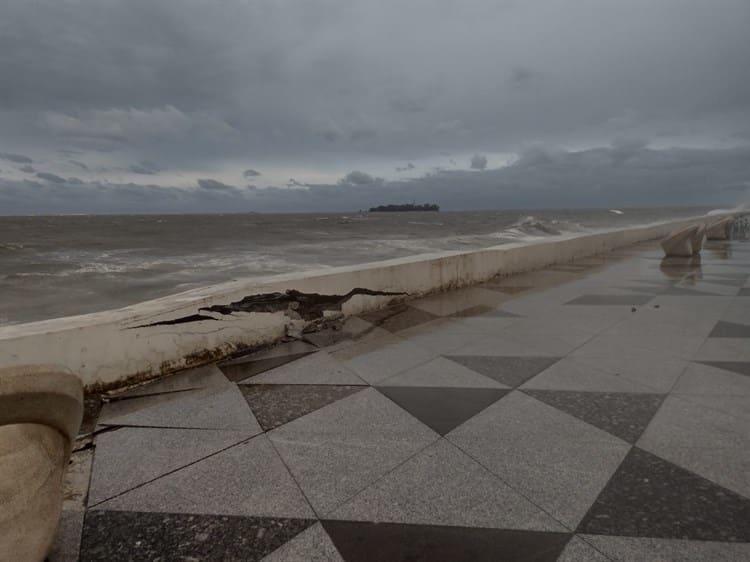 Nortazo destruye parte de muro del bulevar en Boca del Río