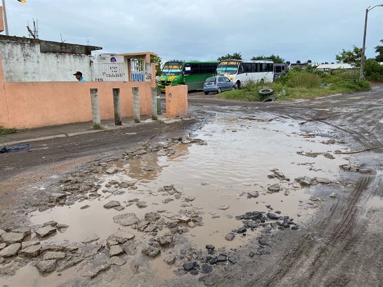 Calles del Fraccionamiento Lomas 4 se encuentran llenas de “cráteres”