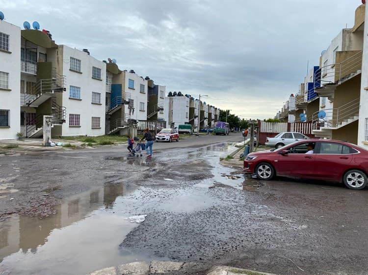 Calles del Fraccionamiento Lomas 4 se encuentran llenas de “cráteres”