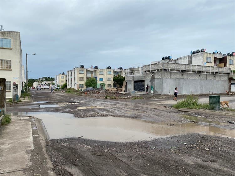 Calles del Fraccionamiento Lomas 4 se encuentran llenas de “cráteres”