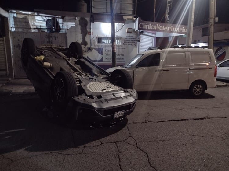 Vuelca camioneta en colonia de Veracruz, conductor huye del lugar(+Video)