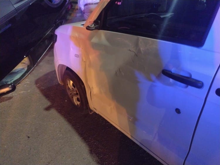 Vuelca camioneta en colonia de Veracruz, conductor huye del lugar(+Video)