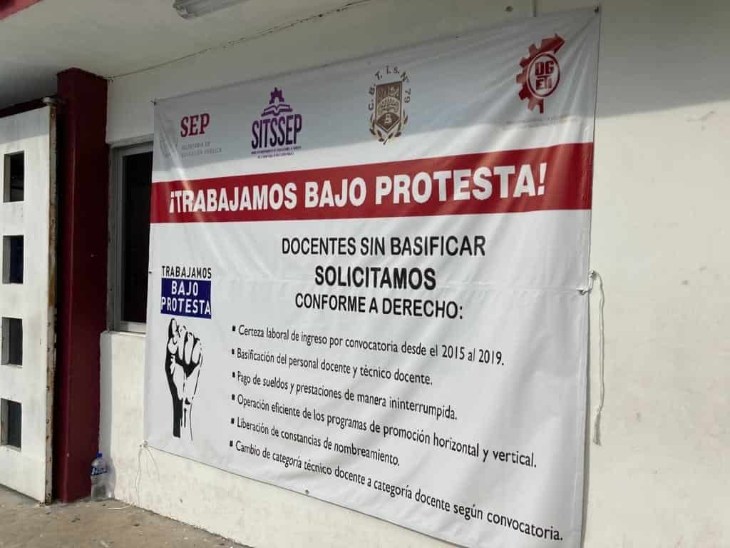 Trabajan bajo protesta 300 maestros en Veracruz por falta de basificación