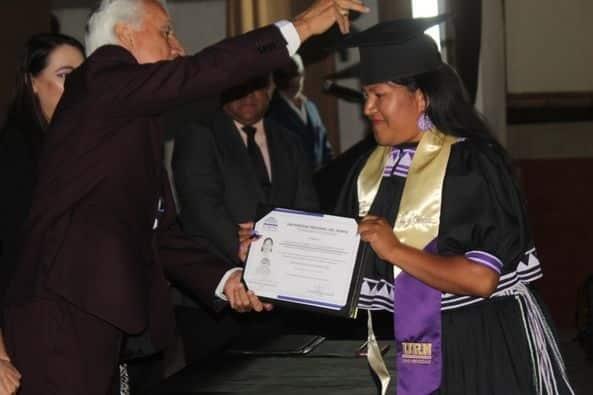 Mujer rarámuri se gradúa como abogada; se recibe con traje tradicional de su comunidad