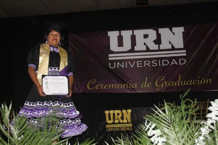 Mujer rarámuri se gradúa como abogada; se recibe con traje tradicional de su comunidad