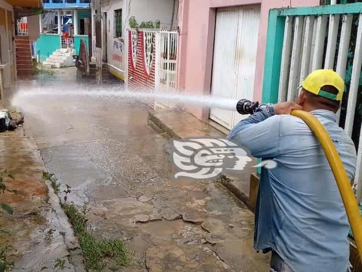 Iniciaron limpieza en zonas inundadas de Agua Dulce