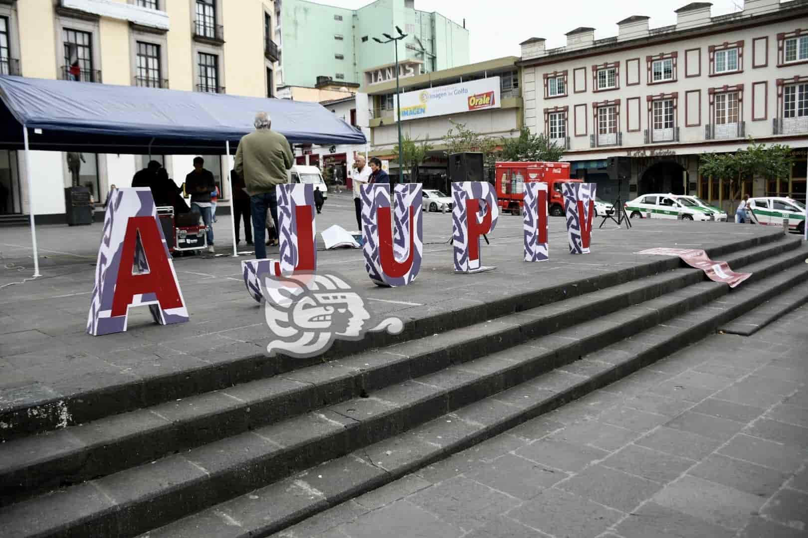 Pensionados se manifiestan en Xalapa; exigen pagos