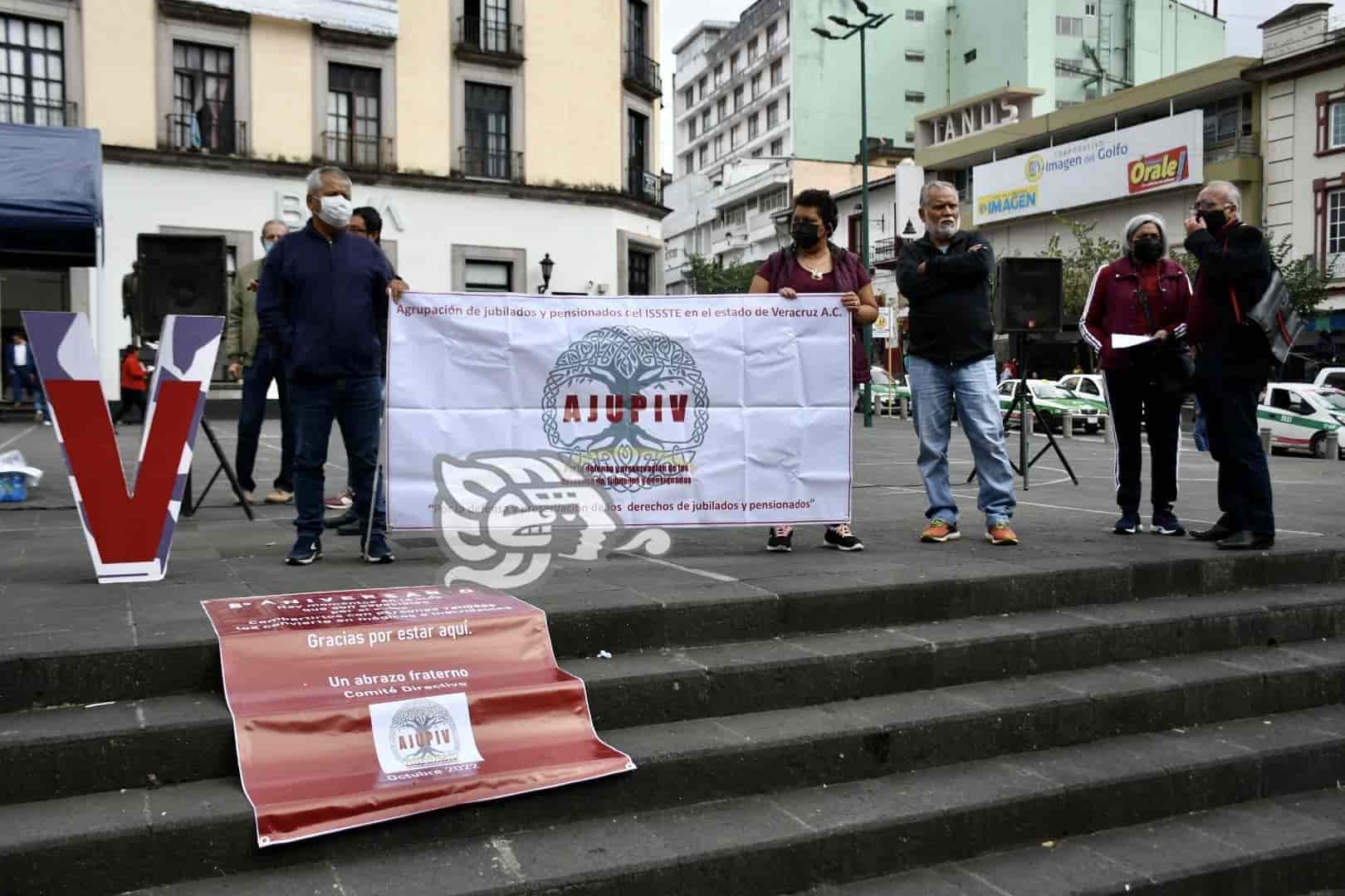 Pensionados se manifiestan en Xalapa; exigen pagos