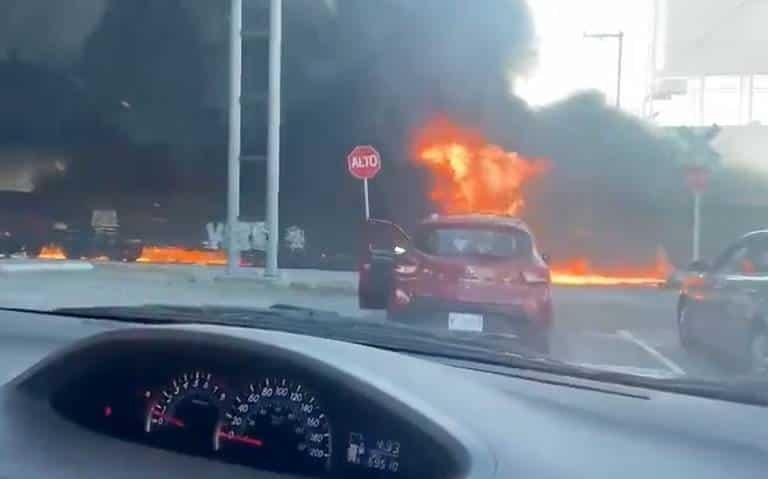 Explota pipa de Pemex; quiso ganarle al tren en Aguascalientes (+Video)