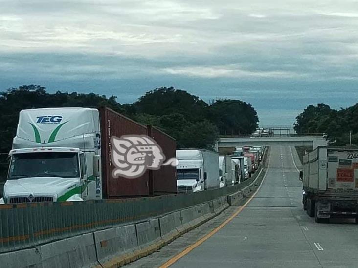 Tras choque, se incendian tráileres en autopista Veracruz-Córdoba; hay un muerto