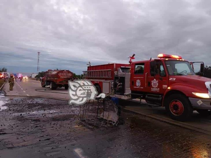 Tras choque, se incendian tráileres en autopista Veracruz-Córdoba; hay un muerto