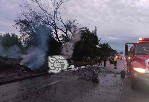 Se incendian tráileres en autopista Veracruz-Córdoba; hay un fallecido
