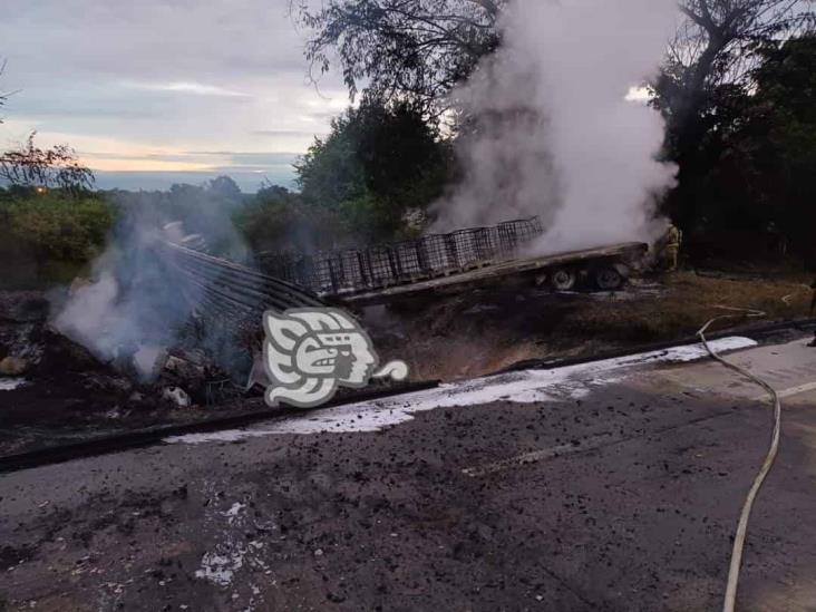 Tras choque, se incendian tráileres en autopista Veracruz-Córdoba; hay un muerto