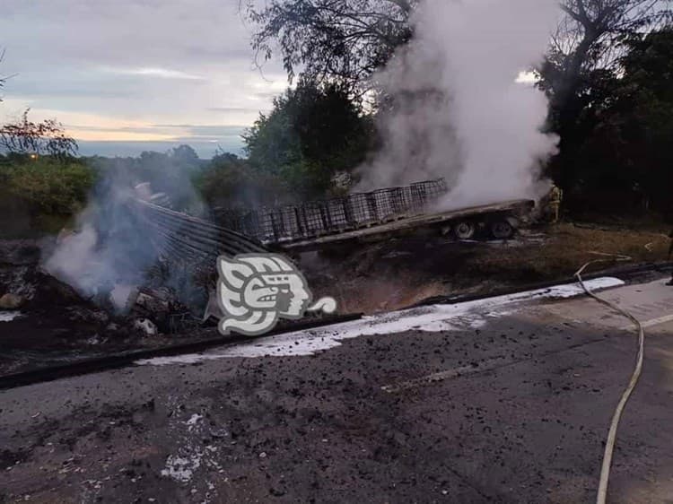 Se incendian tráileres en autopista Veracruz-Córdoba; hay un fallecido