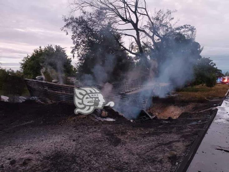 Tras choque, se incendian tráileres en autopista Veracruz-Córdoba; hay un muerto