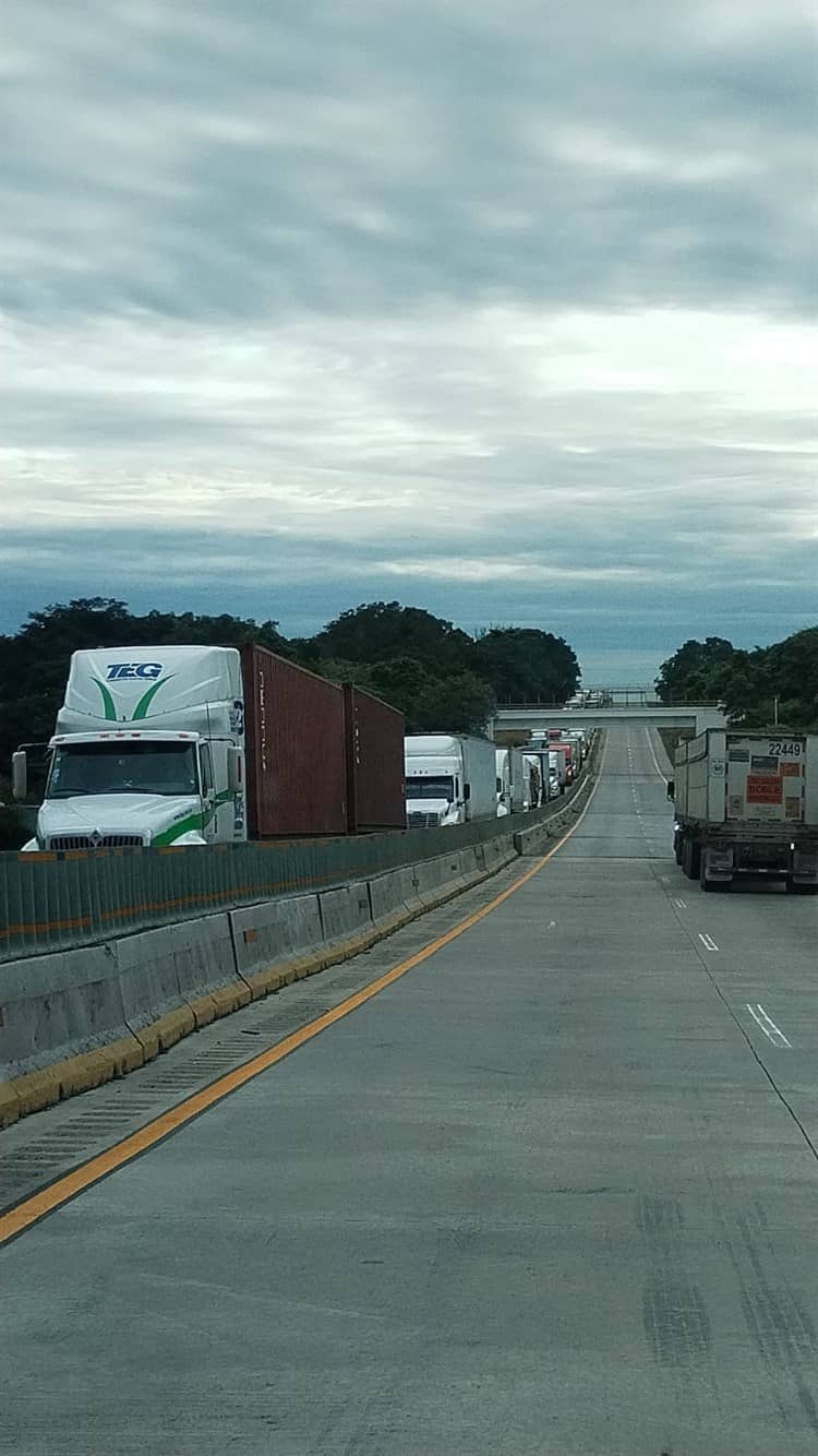 Un muerto por incendio de tráileres en autopista Veracruz-Córdoba