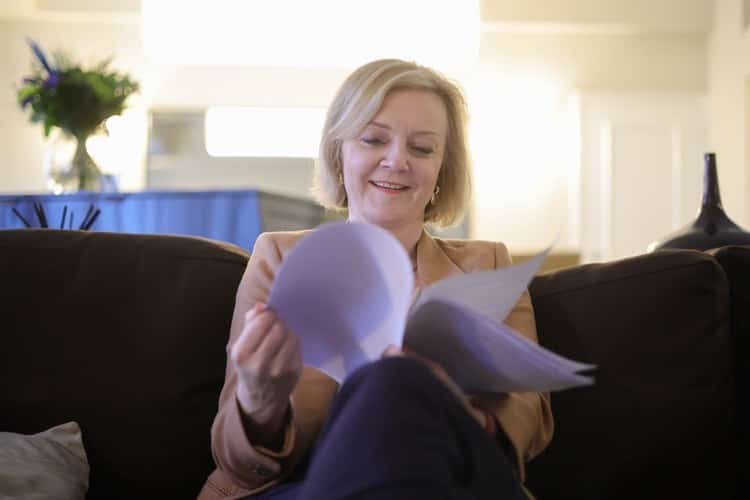 Por esto dimitió Liz Truss como primera ministra británica