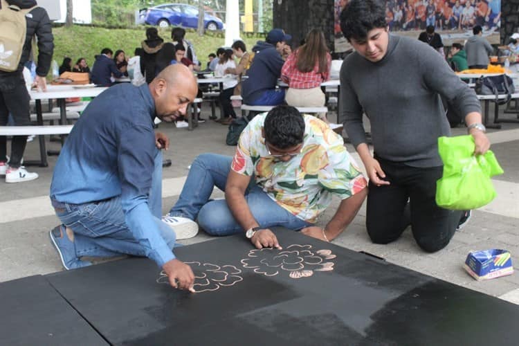 Artista Cosamaloapeño Fernando Lara, imparte plática sobre muralismo en universidad Anáhuac de Xalapa