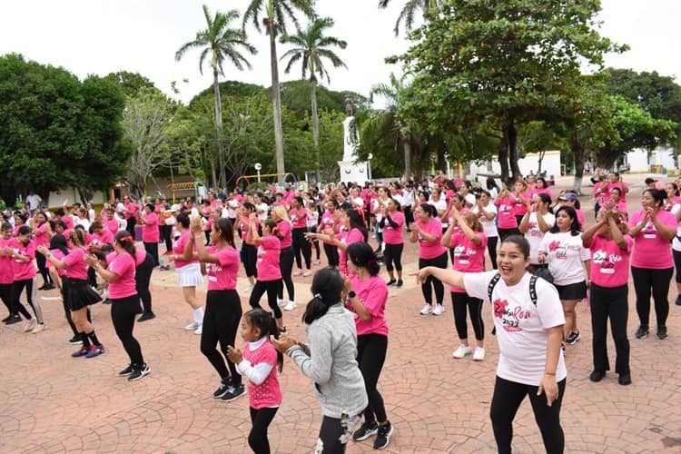 Cientos de mujeres participaron en el Zumbatón Rosa en Medellín de Bravo