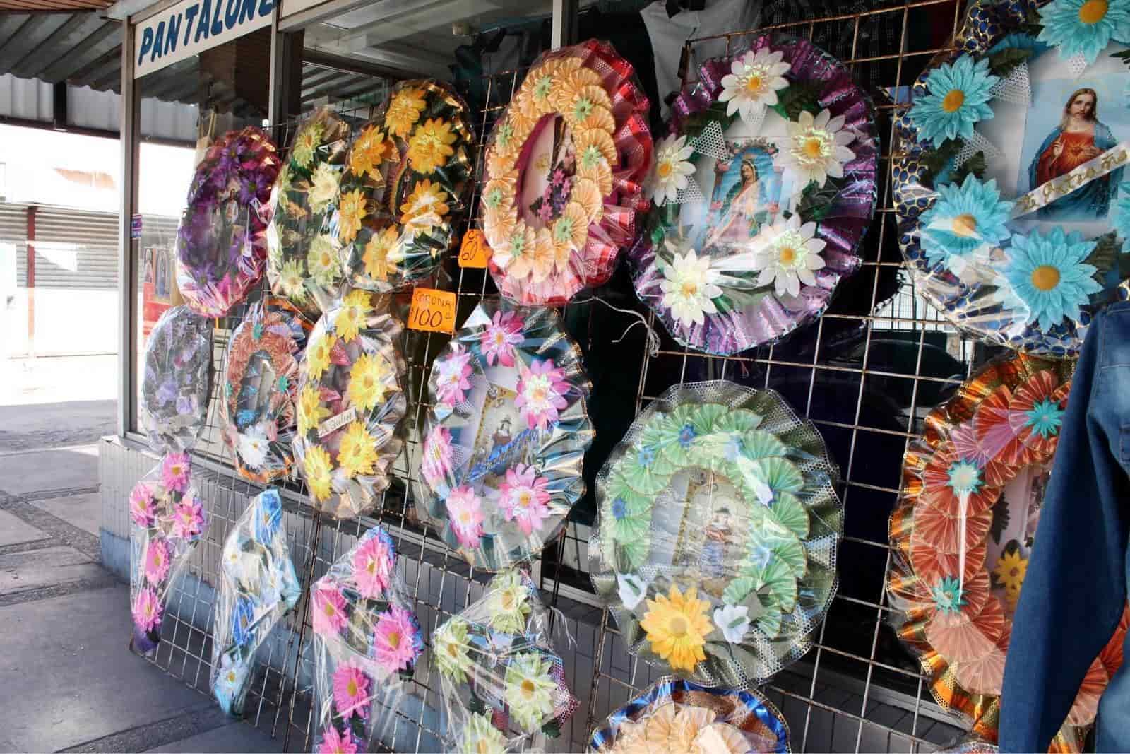 Comerciantes alistan las coronas para el Día de Todos Santos en Cardel