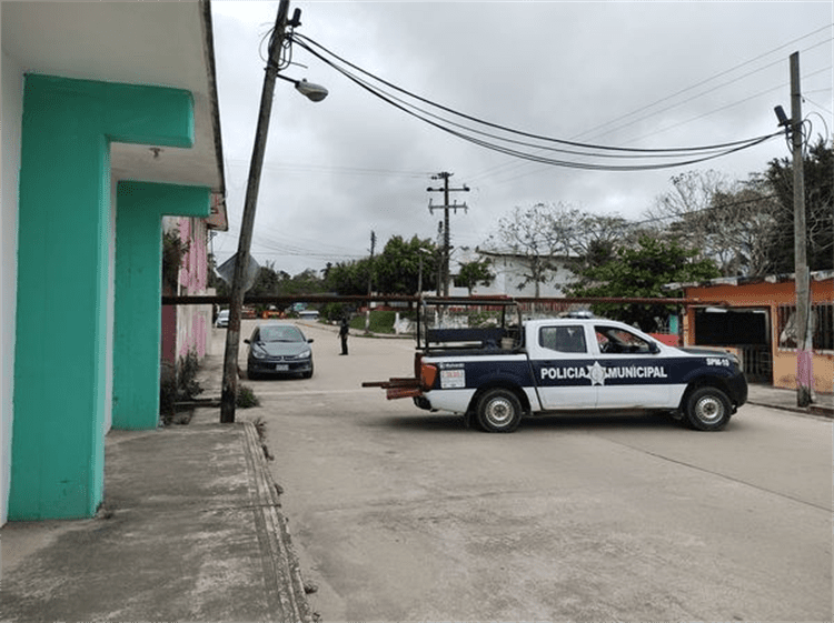 Irresponsable quemaba plásticos en pleno centro de Villa Cuichapa 