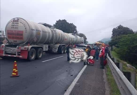 Veloz automovilista chocó contra muro de contención en la Orizaba-Nogales