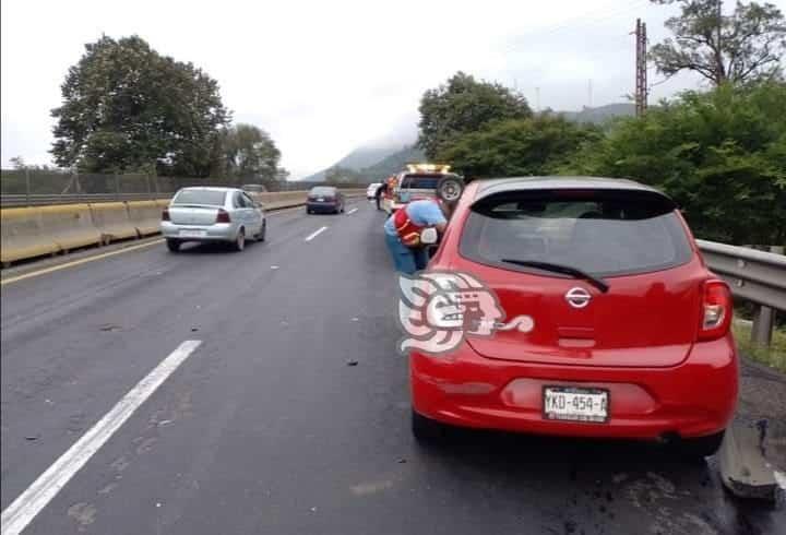 Veloz automovilista chocó contra muro de contención en la Orizaba-Nogales