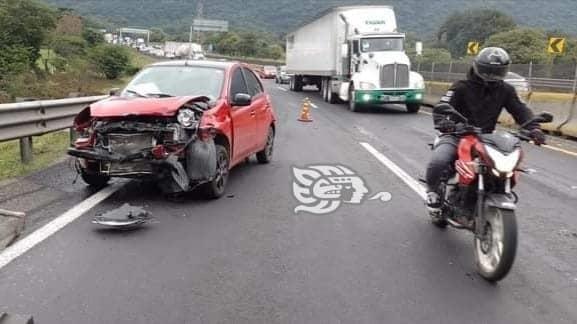 Veloz automovilista chocó contra muro de contención en la Orizaba-Nogales