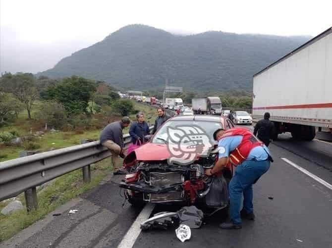 Veloz automovilista chocó contra muro de contención en la Orizaba-Nogales