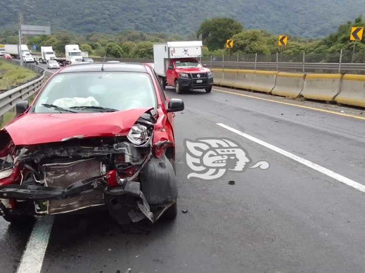 Veloz automovilista chocó contra muro de contención en la Orizaba-Nogales