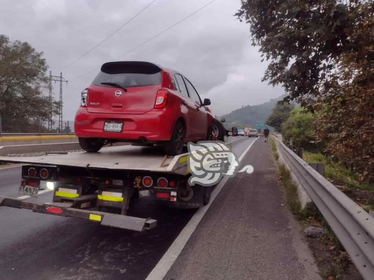 Veloz automovilista chocó contra muro de contención en la Orizaba-Nogales