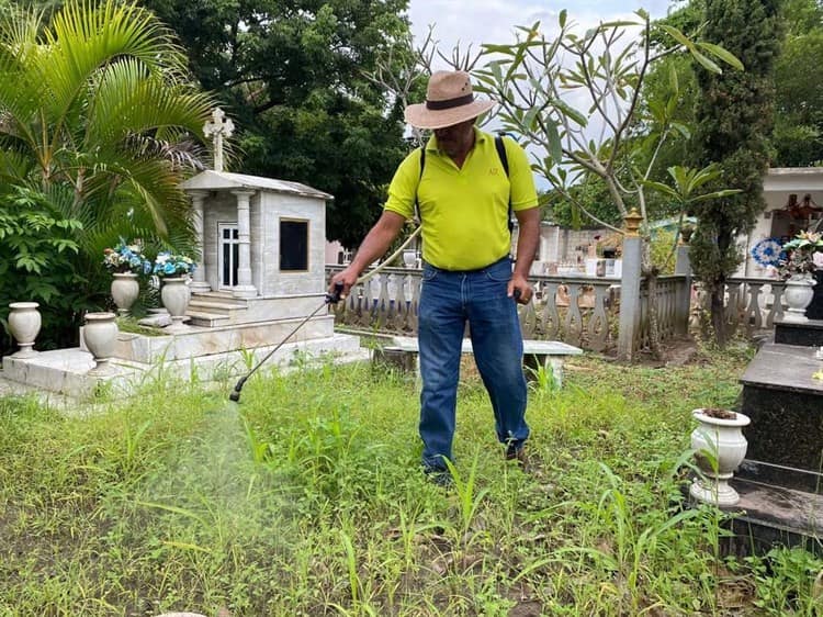 Limpian y fumigan el panteón municipal de Cardel