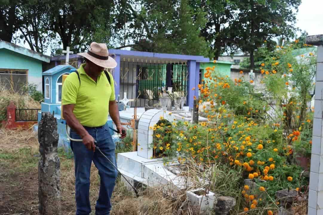 Limpian y fumigan el panteón municipal de Cardel