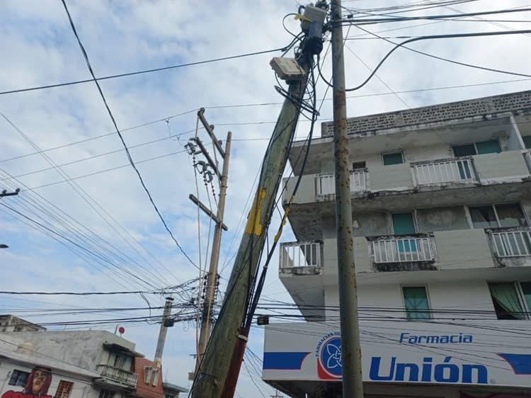 Telmex repara poste fracturado en calles de Veracruz; temían vecinos que se viniera abajo