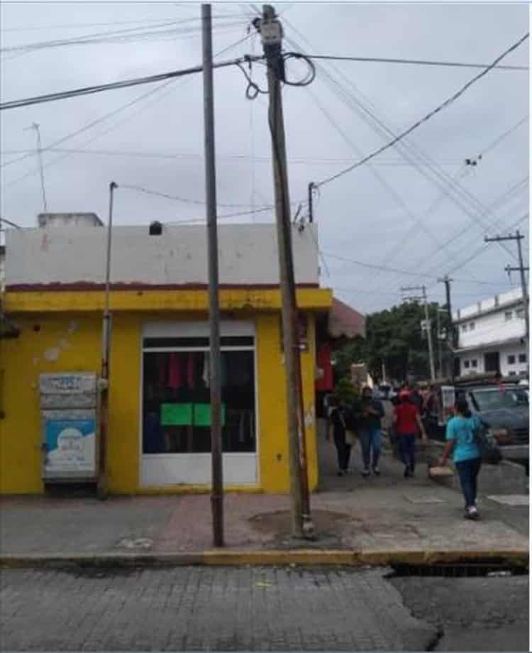 Telmex repara poste fracturado en calles de Veracruz; temían vecinos que se viniera abajo