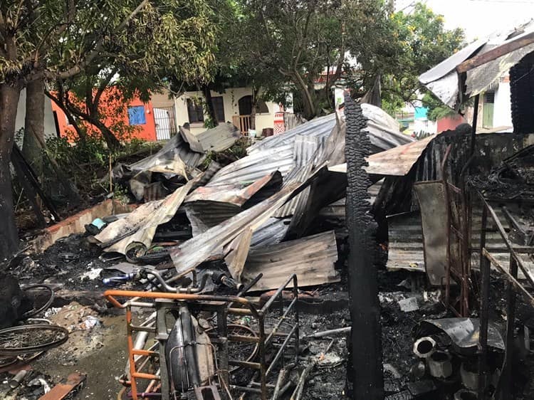 Madre e hijo pierden su casa de madera al incendiarse en la colonia Chapultepec en Veracruz