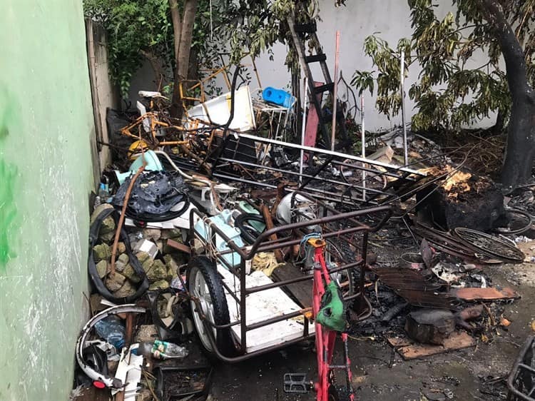 Madre e hijo pierden su casa de madera al incendiarse en la colonia Chapultepec en Veracruz