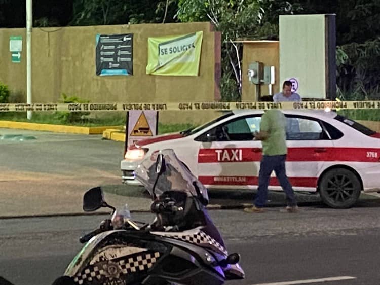 Taxista ejecutado a balazos en gasolinera de Minatitlán