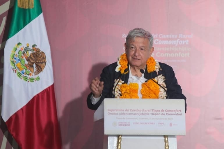 AMLO garantiza presupuesto a caminos rurales de La Montaña de Guerrero