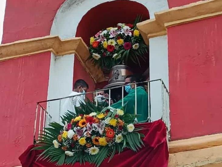 Retiran campana de más de dos siglos en parroquia de Acayucan