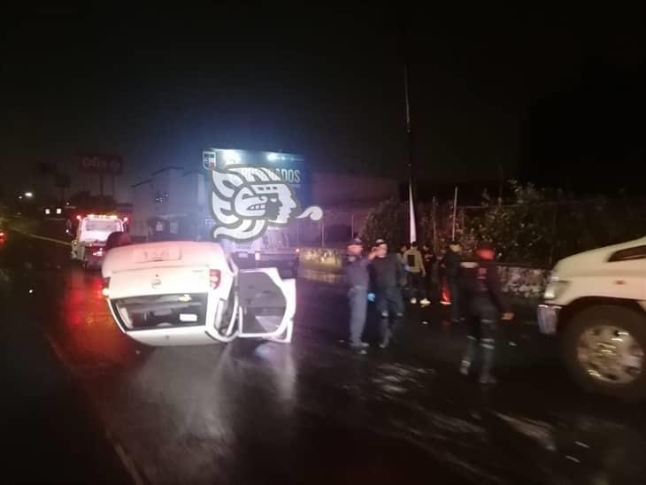 En Xalapa, parranda termina en choque y volcadura