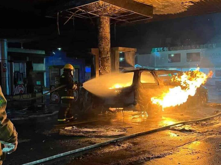 Incendio en gasolinera de Córdoba deja un herido y daños materiales